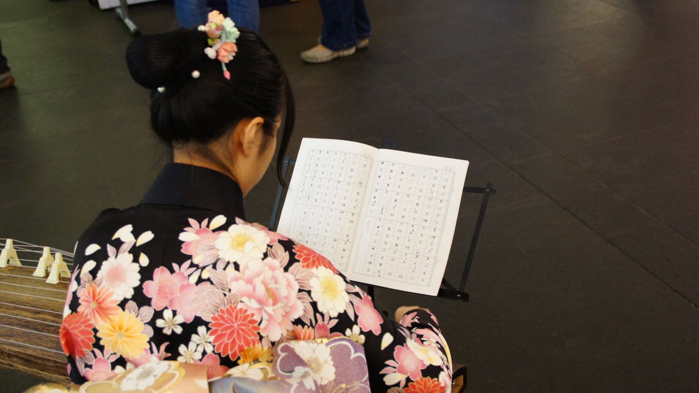 Musikerin im geblümten Kimono liest Noten